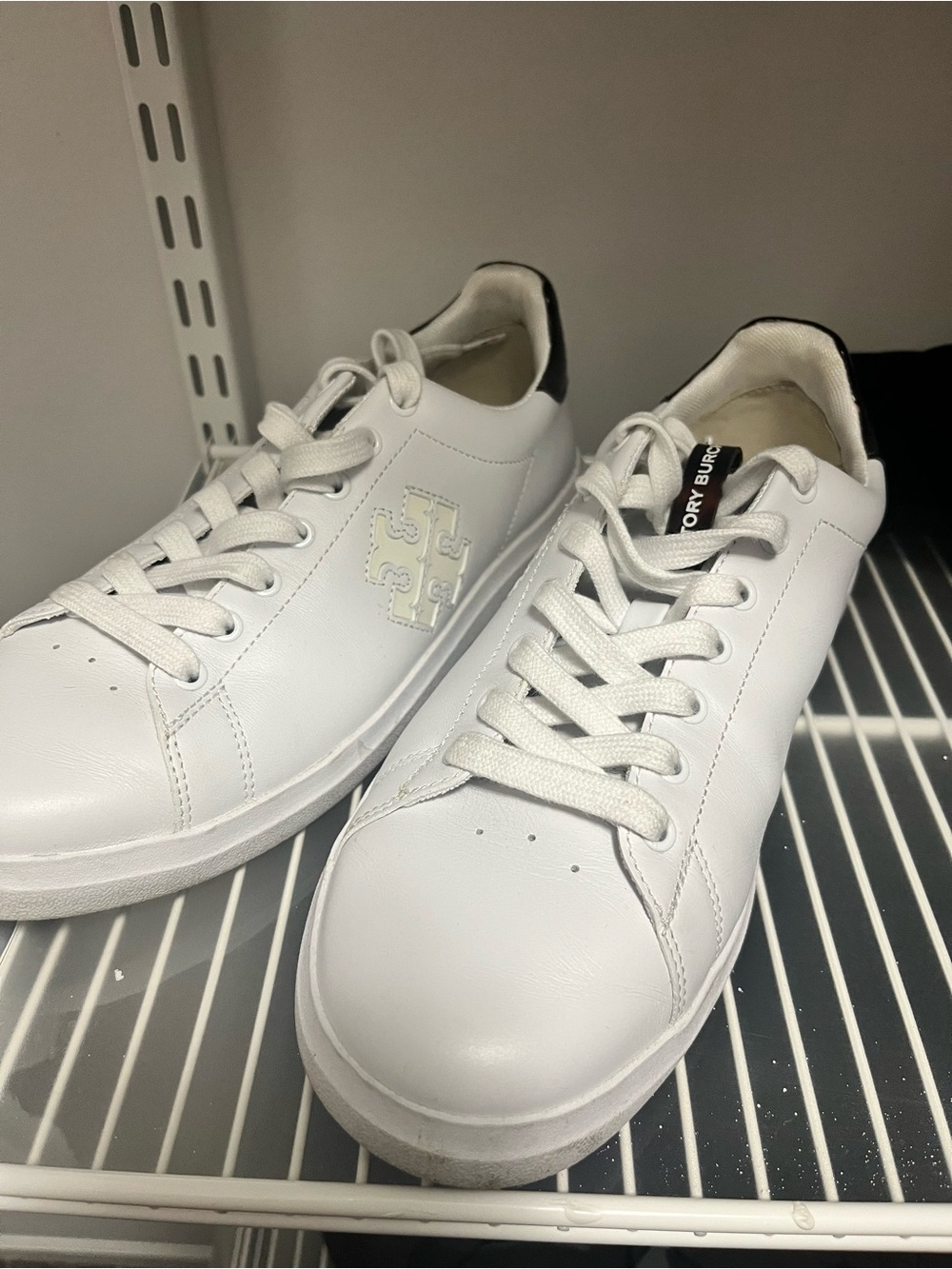 Tory Burch women’s howel court tortoise Leather Low-Top Sneakers
